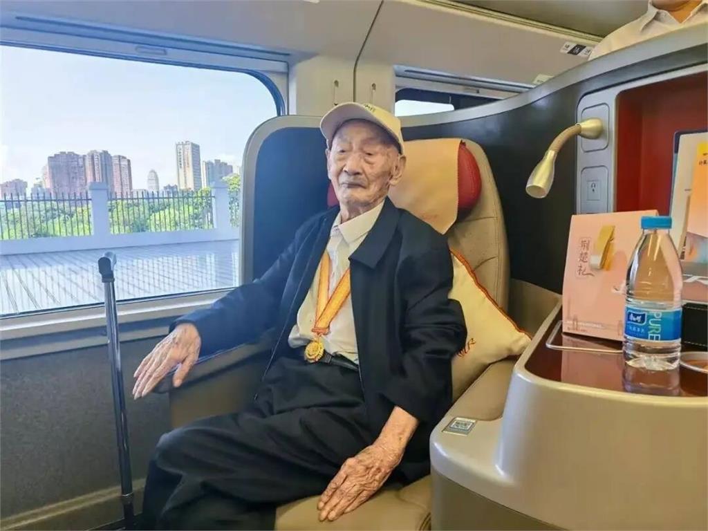 習近平握手人瑞竟是「國民黨抗日老兵」!出席九三閱兵「天安門城樓」觀禮