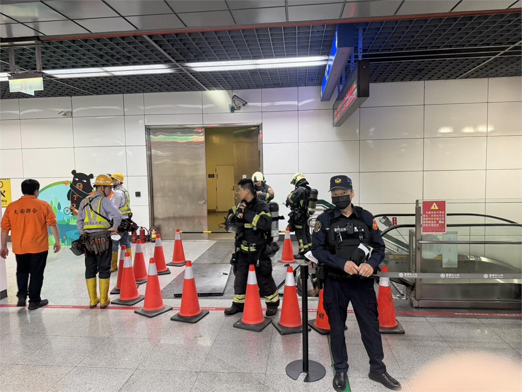 最新／旅客嚇傻！松山車站突竄大量白煙　台鐵急封鎖電扶梯