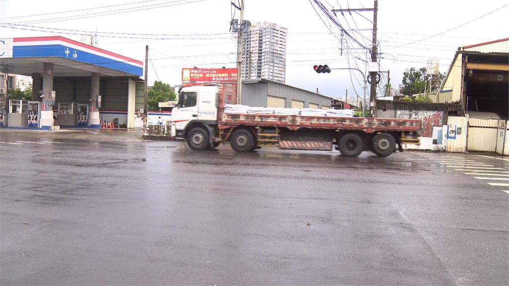 逃過一劫!險遭「違規吊臂車」撞上 騎士「低頭閃躲」逃生畫面曝光