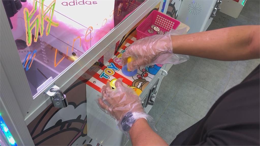 夾娃娃前先套手扒雞手套! 創意防疫搶商機