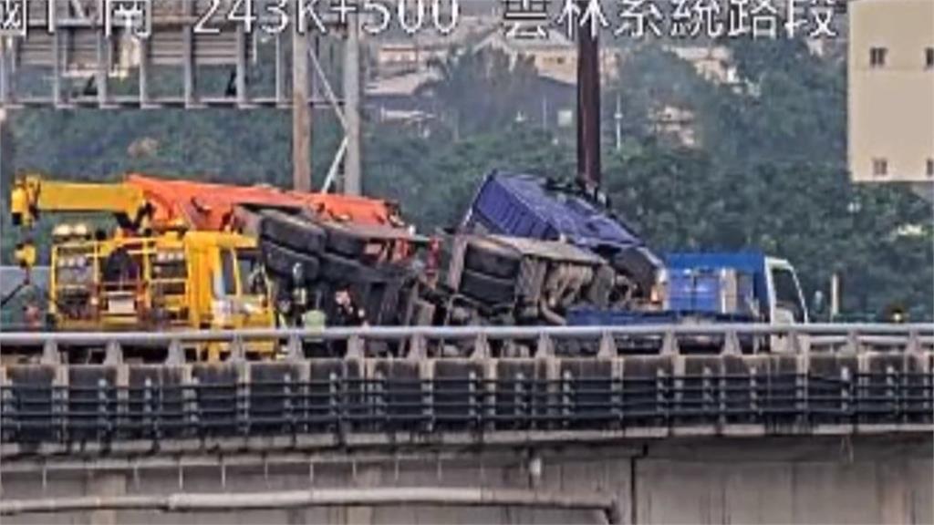 學長出事了！開上國道還做這件事　砂石車自撞護欄整台車「併軌」