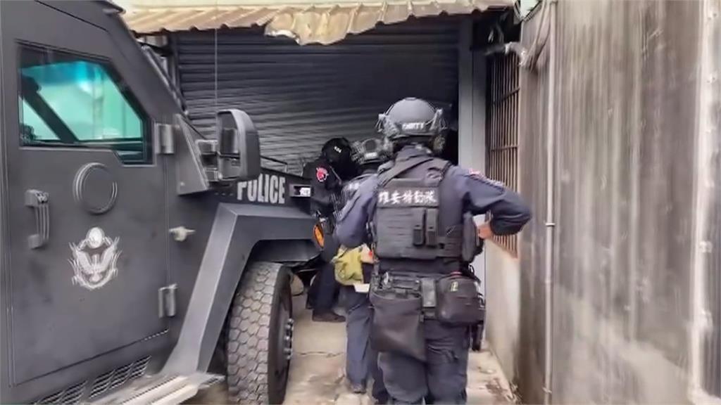裝甲車破門攻堅! 特勤隊全副武裝攻破製毒工廠