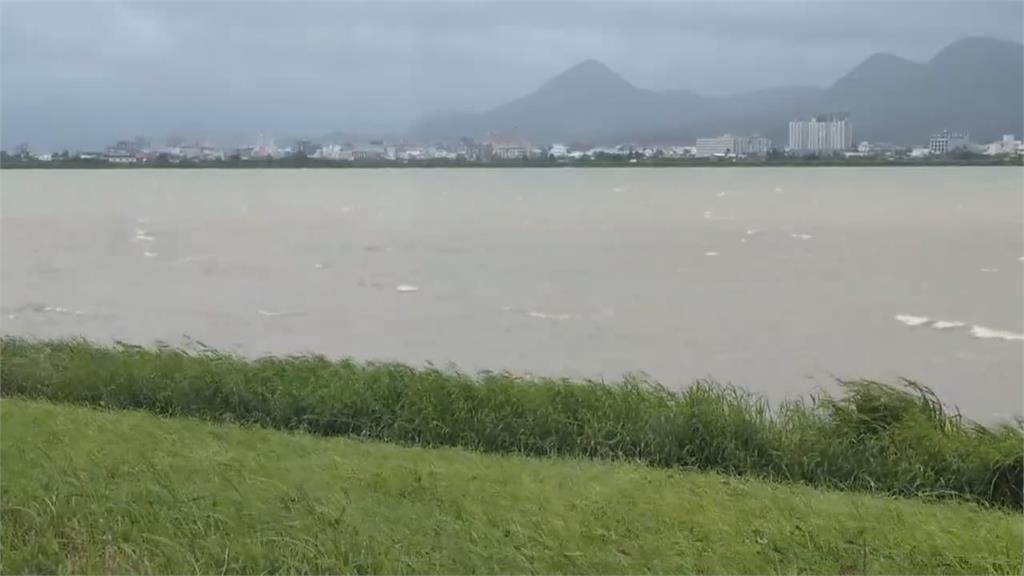 颱風薇帕掃過南台灣！　下午雨勢趨緩遊客紛紛出籠