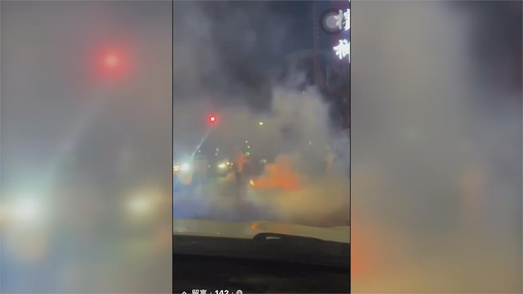 鹽水蜂炮登場!休旅車闖管制區 男丟鞭炮炸車