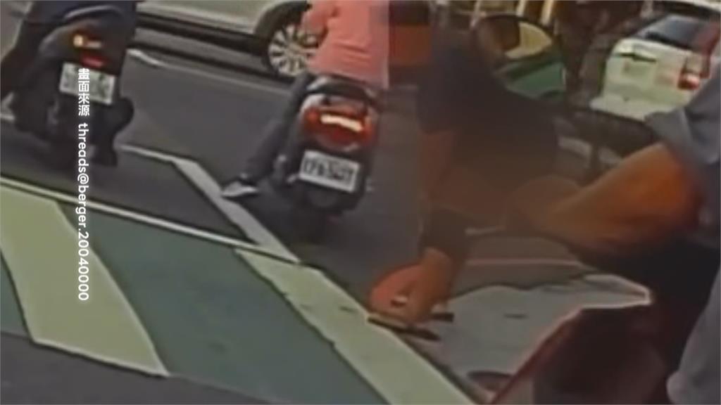 好糗! 高雄騎士停車撿帽子 走到一半"褲子也掉了"