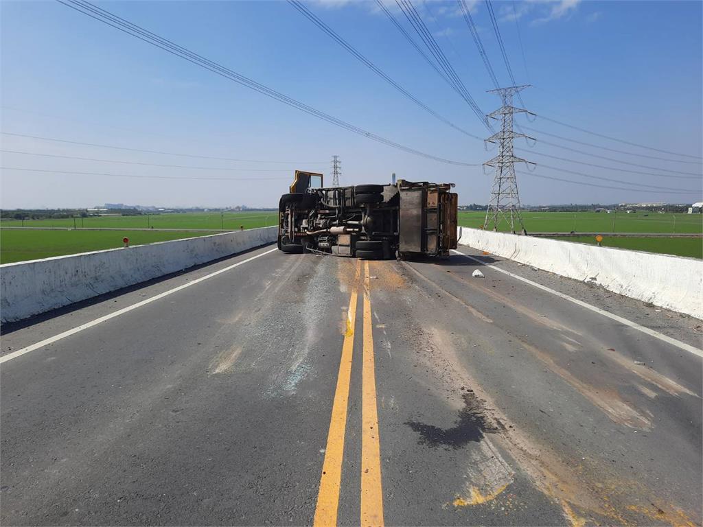 快新聞／除夕仍在拚清運！屏東崁頂垃圾車擦撞翻覆　2人受傷送醫