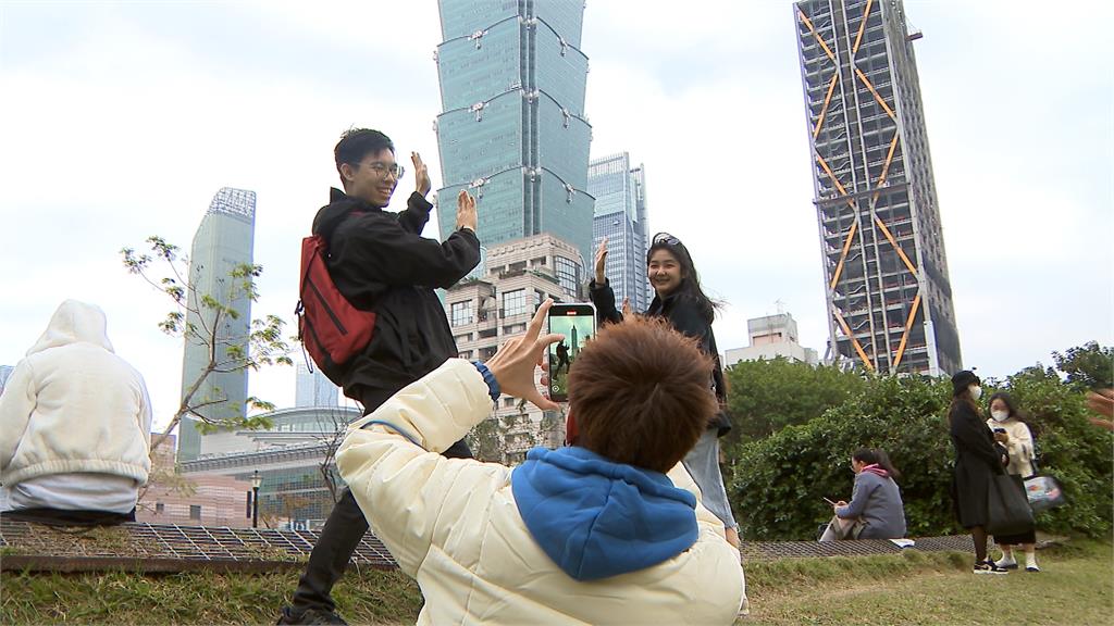 登象山要趁七點前　101煙火吸引大批外國遊客拍照　