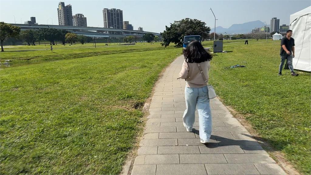 三重大都會公園有坑洞 女一腳踩入卡住