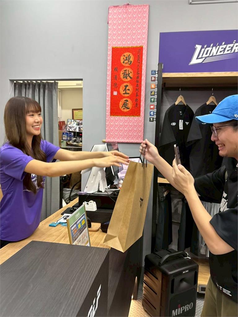 啦啦隊／「小侯幫」幫主駕到！超人氣女神侯芳現身大巨蛋嗨翻全場