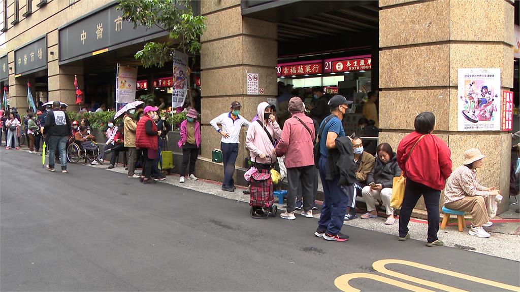 台北中崙市場推「雙倍券」 連假吸引民眾大排長龍搶買