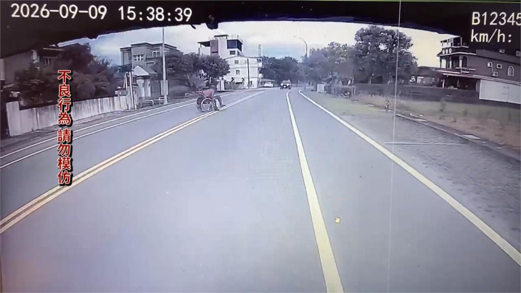 輪椅男突跨雙黃線衝對向　後車急煞閃過　警追查違規動機