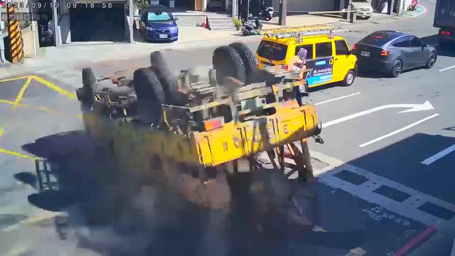 快新聞/大型工程車搖晃滑行再急煞 360度翻滾三圈撞前車驚險畫面曝光