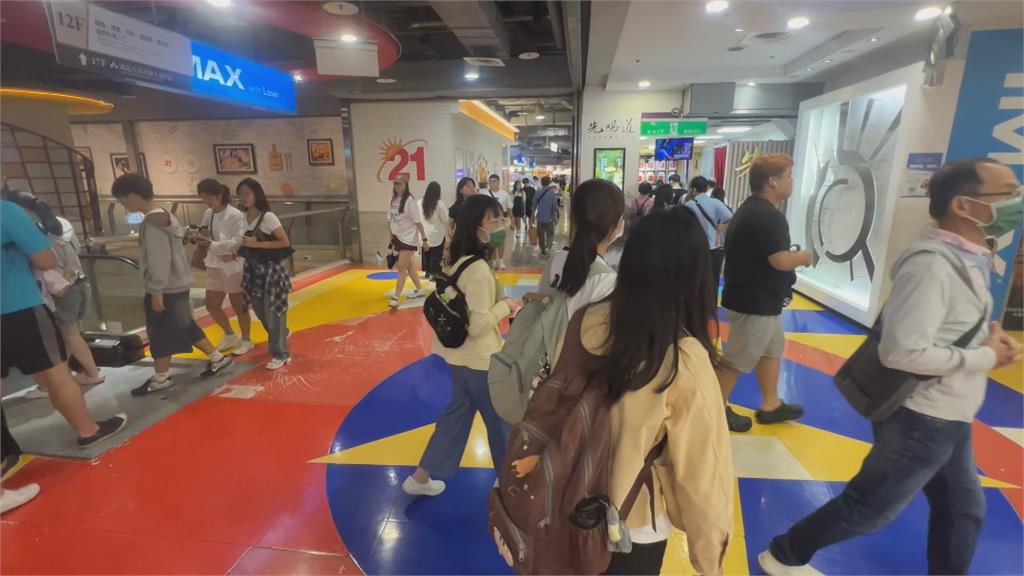 豪雨假兩樣情！民眾開心逛百貨　櫃哥櫃姐們冒雨上班