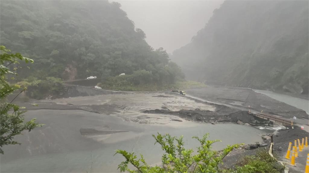 信義山區大雨 丹大林道坍方車輛受困