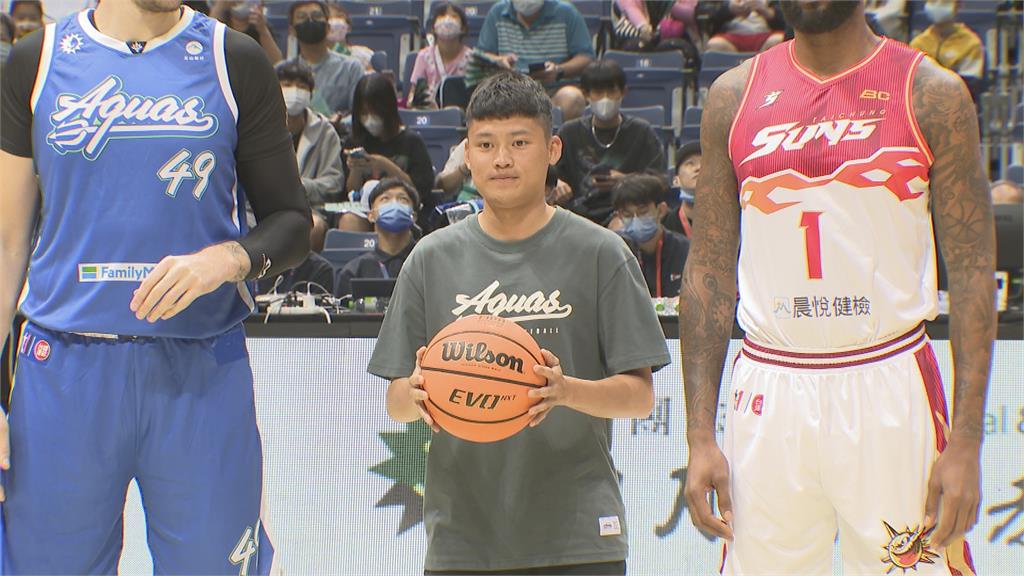 高雄海神隊主題日 邀射箭國手湯智鈞來開球
