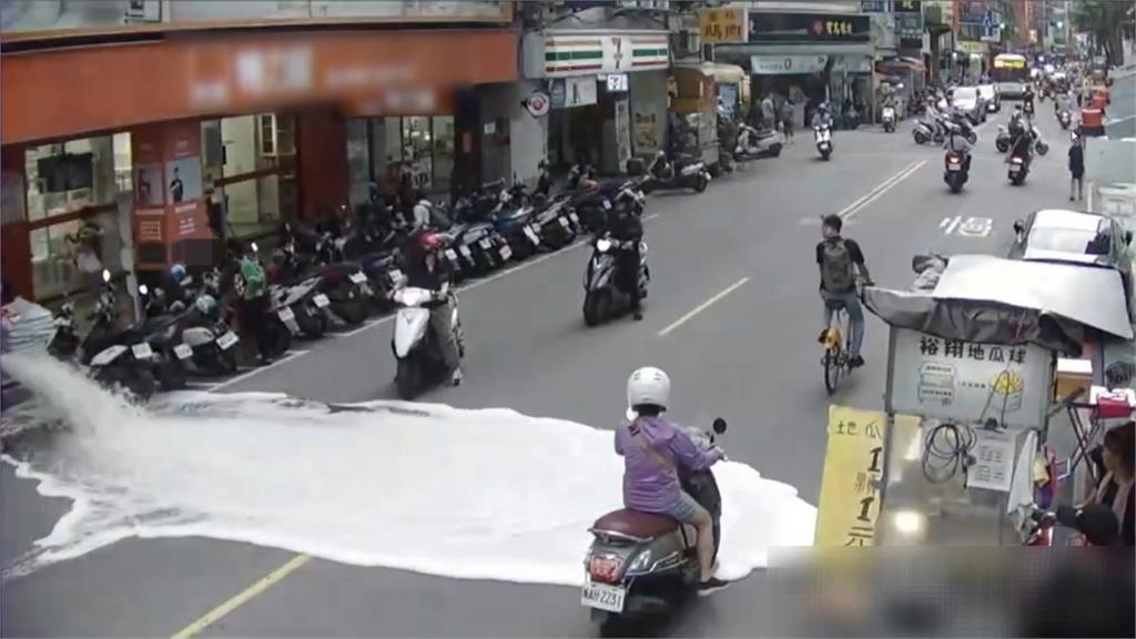 蘆洲4歲童「誤觸」消防開關 水花泡沫瞬間爆噴馬路