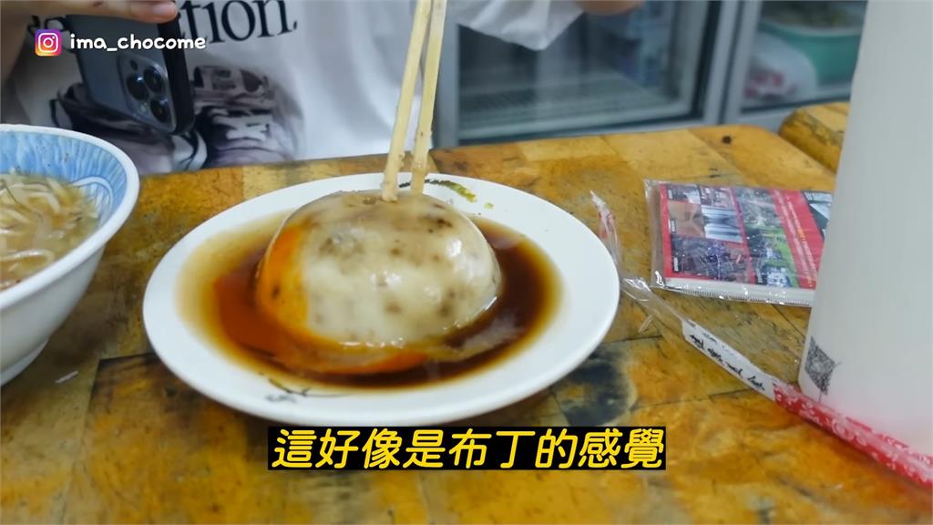 南韓妞初嚐鴨肉羹麵!好吃得「猛拍額頭讚歎」:台灣是無法減肥的國家