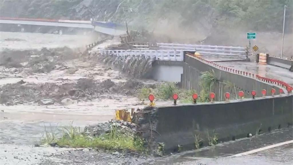 遭暴漲溪水吞噬 桃源「明霸克露橋」斷成兩截