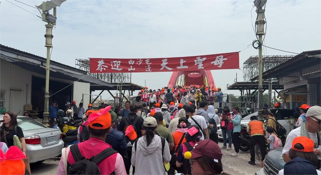 白沙屯媽「結緣麵包」慘遭公嬤猛搶光!27秒超扯片「0元一把抓」網怒炸:劫緣
