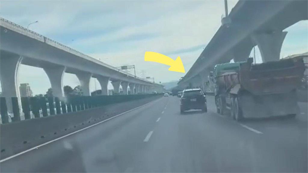 砂石車神龍擺尾!37秒瘋狂逼車引議 目擊者曝:沿路看誰不爽就弄誰