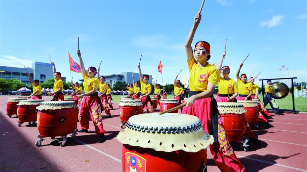 國慶演出竟然有「跳火圈」　網友崩潰大酸：美學「華到爆」