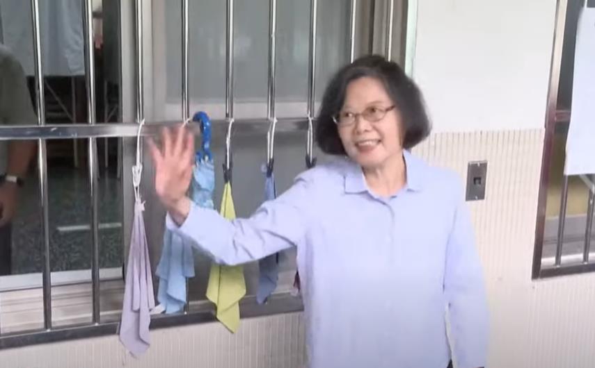 快新聞/蔡英文投票了!驚喜現身大安國中 投完神聖一票後低調離開