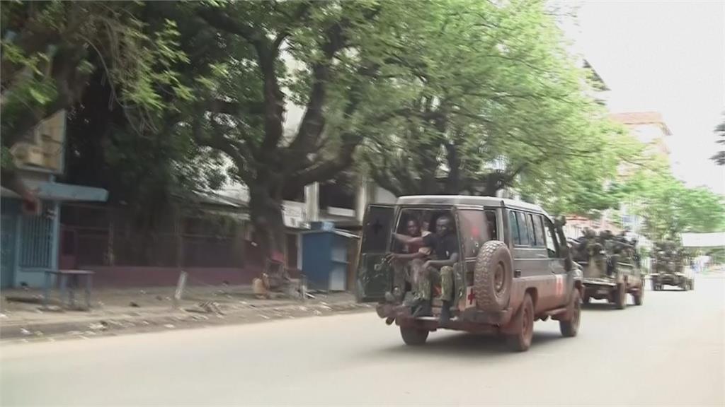 中國主要鋁土礦供應國動盪！幾內亞爆發政變　裝甲車、特種部隊滿街竄