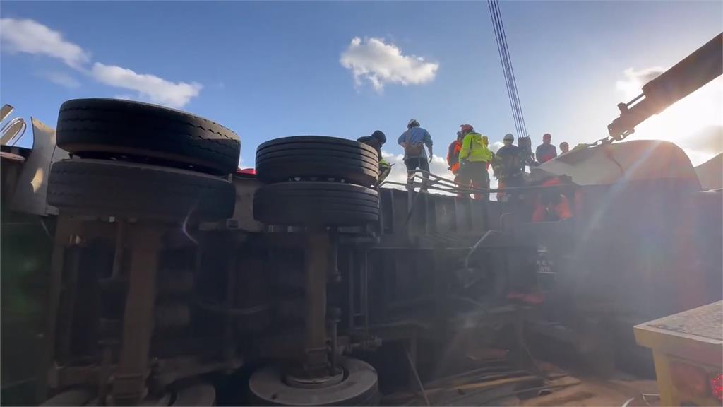 瑞芳台2線嚴重車禍！「3曳引車連環撞」釀1死2傷