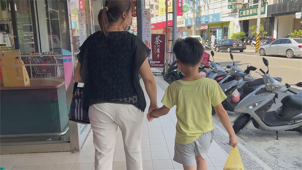 家長沒牽好！　高雄女童暴衝馬路上險遭車撞