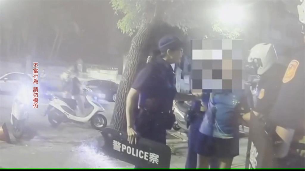 土地糾紛暴走! 土城婦揮菜刀砍攤架 遭警奪刀制伏