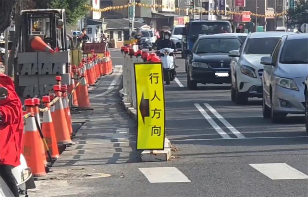 嘉義女騎士自撞施工護欄 後方駕駛急煞險追撞