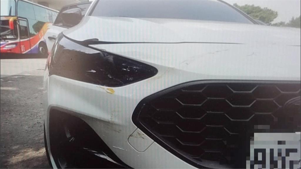 開車上班途中遇「暗器」　砂石車防捲杆掉落砸後車