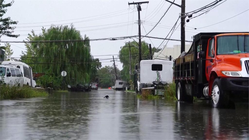 3hr下了1個月的雨量　紐約暴雨車輛拋錨