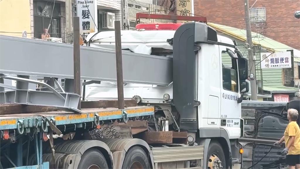 嘉義休旅車閃違停車偏移! 遭後方曳引車撞翻「鋼梁插出」