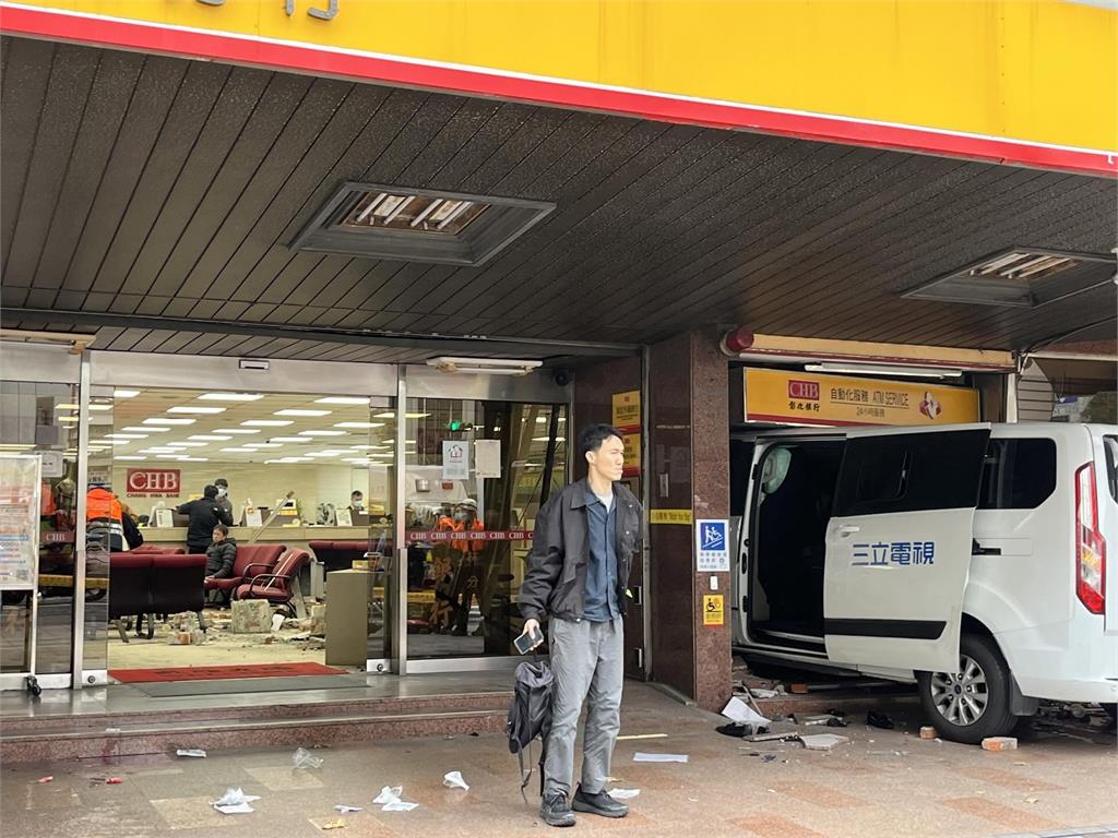 最新／內部畫面曝光！三立採訪車失控撞進彰化銀行內　磚牆倒塌、10人受傷送醫