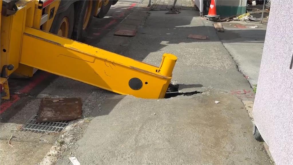台中吊車傾斜騰空「如翹孤輪」　吊臂壓毀建案鷹架、幸無人傷亡