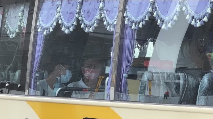快新聞/高雄小草北上聲援柯文哲 兩台遊覽車不到百人