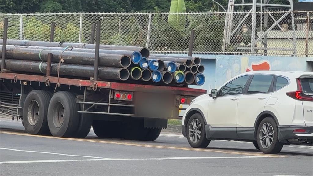 驚險！聯結車等紅燈突向後滑　鋼管直插小貨車擋風玻璃