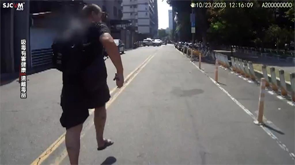 毒品通緝犯拒檢竟「持刀抵脖」 警壓制上銬搜出46包毒咖啡包