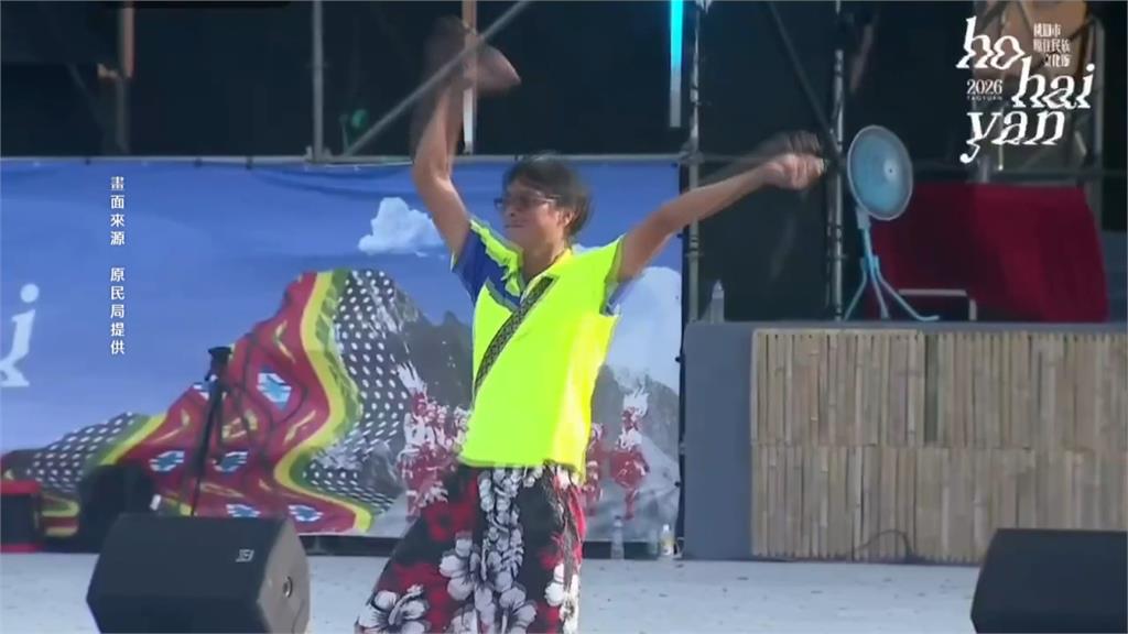 達悟族祭典演一半！　螢光男突闖舞台亂舞