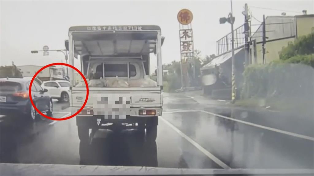 疑視線死角！機車猛撞轉彎轎車　騎士噴飛重摔釀下巴、鎖骨骨折