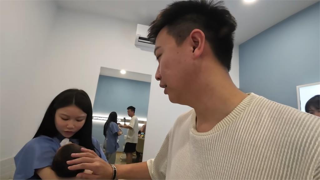 頭型有點凸出!大馬網紅帶1個月兒整骨 寶寶不停哭鬧他超心疼