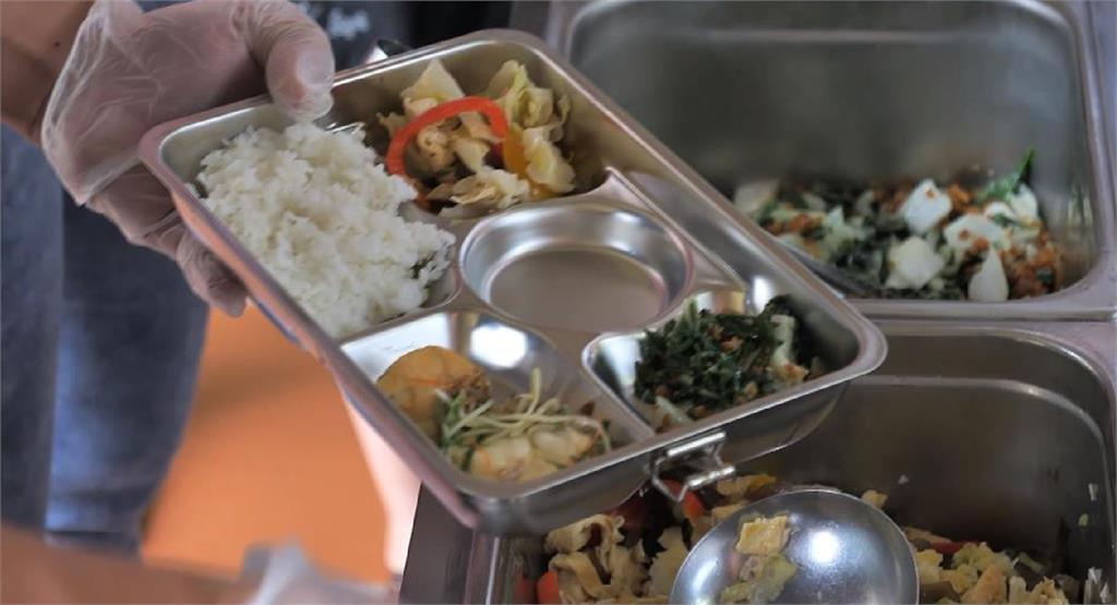 營養午餐「3塊魚餅+水煮蛋配白飯」!簡陋菜色嚇瘋家長校長致歉了