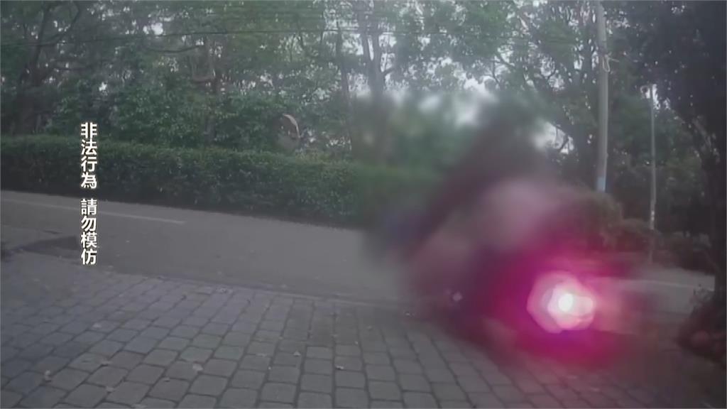 毒犯闖燈還沒戴安全帽! 逃死巷被警「開車門擊落」