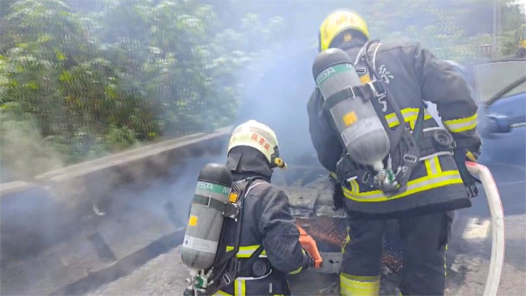 國1北上154K路段火燒車 駕駛、乘客急停路肩逃生