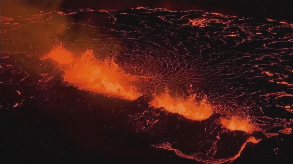 搶站「第一排」！冰島火山裂縫噴發成火牆　民眾搶看嗨喊：冰與火之國
