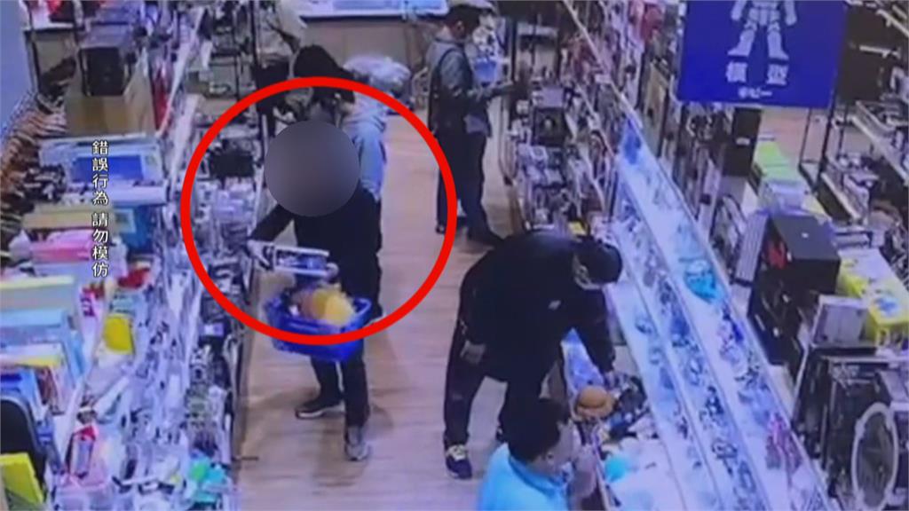 喜歡蒐集公仔卻不花錢買? 最壞榜樣!賊當兒面偷東西
