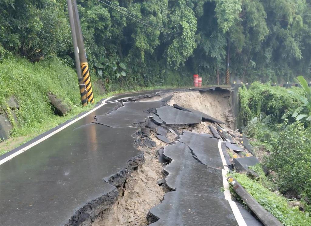 快新聞／嚇壞！台南六甲「道路突下沉」黑車險墜邊坡　駕駛開窗逃生「妻子狂念經」