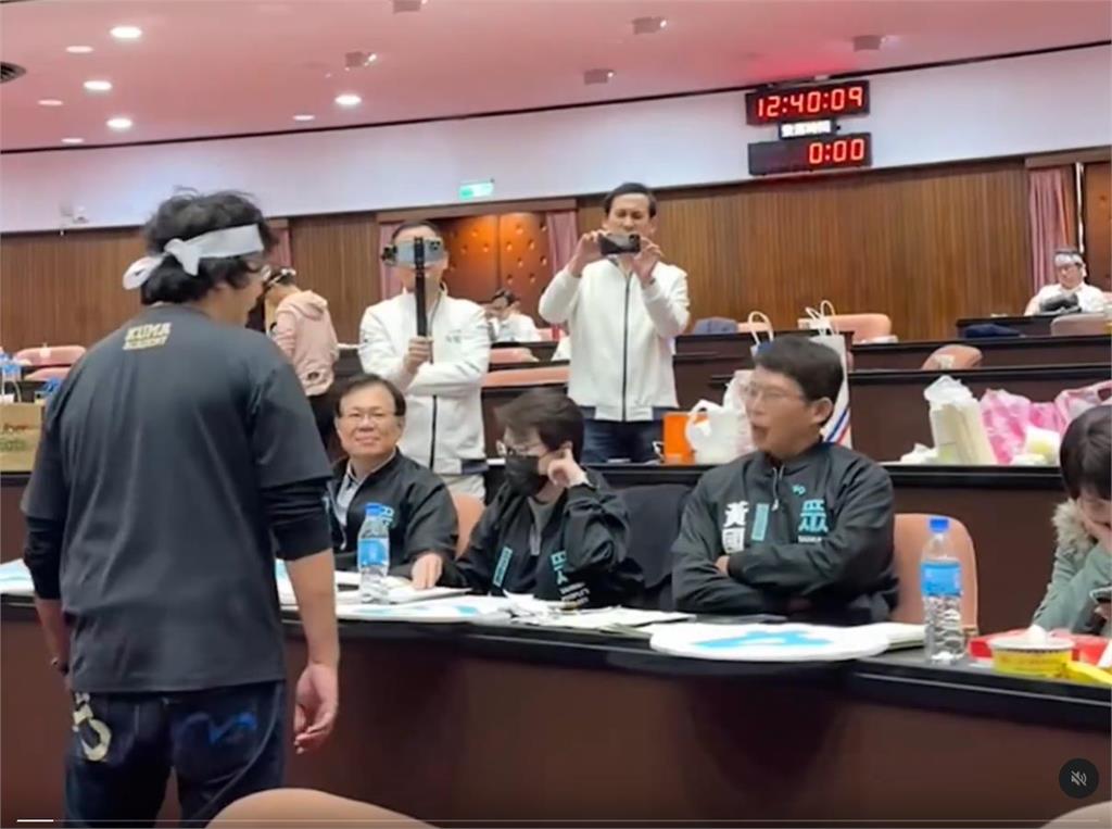 黃國昌闖三讀「嘻嘻哈哈」嘴臉全被拍!網挖他「8年前咆哮文大反噬」笑瘋:太離譜了
