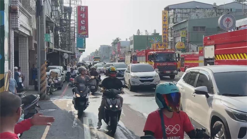 屏東農藥行火警「緊鄰加油站」　現場「爆炸聲頻傳」釀交通混亂